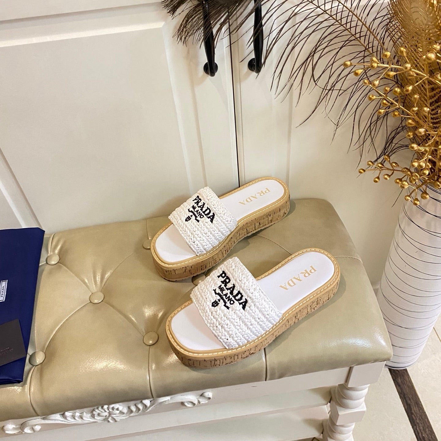 ШЛЬОПАНЦІ PRADA 26S З КОРКОВОЮ ПІДОШВОЮ ТА ЛОГОТИПОМ З РАФІЇ БІЛОГО КОЛЬОРУ