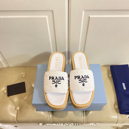 ШЛЬОПАНЦІ PRADA 26S З КОРКОВОЮ ПІДОШВОЮ ТА ЛОГОТИПОМ З РАФІЇ БІЛОГО КОЛЬОРУ