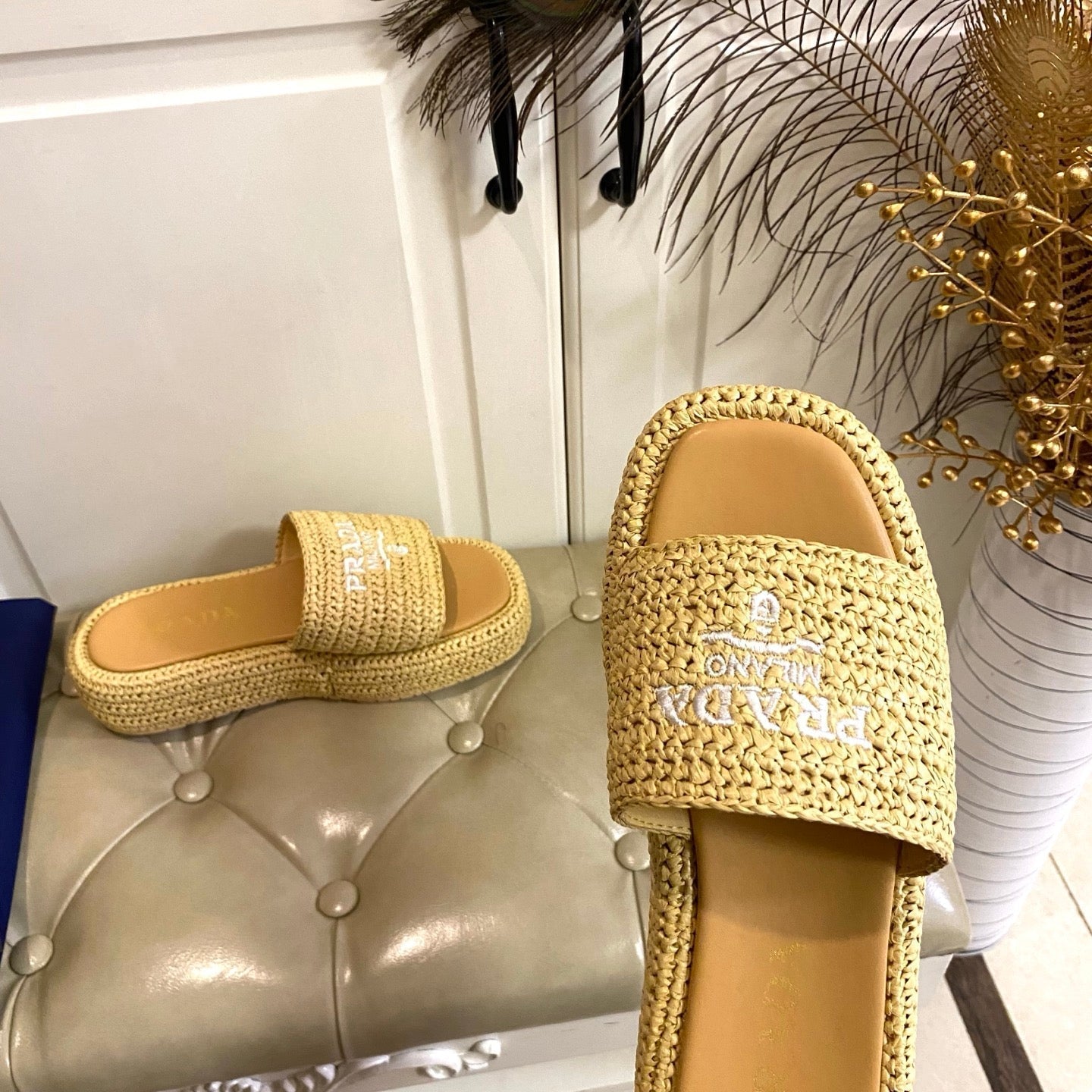БОСОНІЖКИ PRADA 26S SLIDE З РАФІЇ БЕЖЕВОГО КОЛЬОРУ З ЛОГОТИПОМ