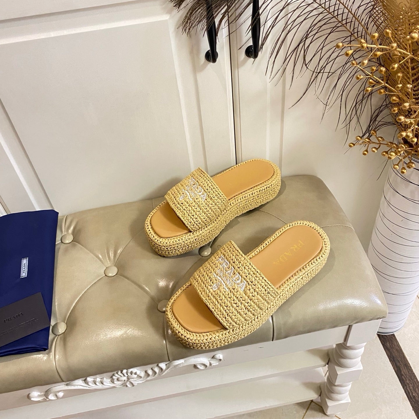 БОСОНІЖКИ PRADA 26S SLIDE З РАФІЇ БЕЖЕВОГО КОЛЬОРУ З ЛОГОТИПОМ