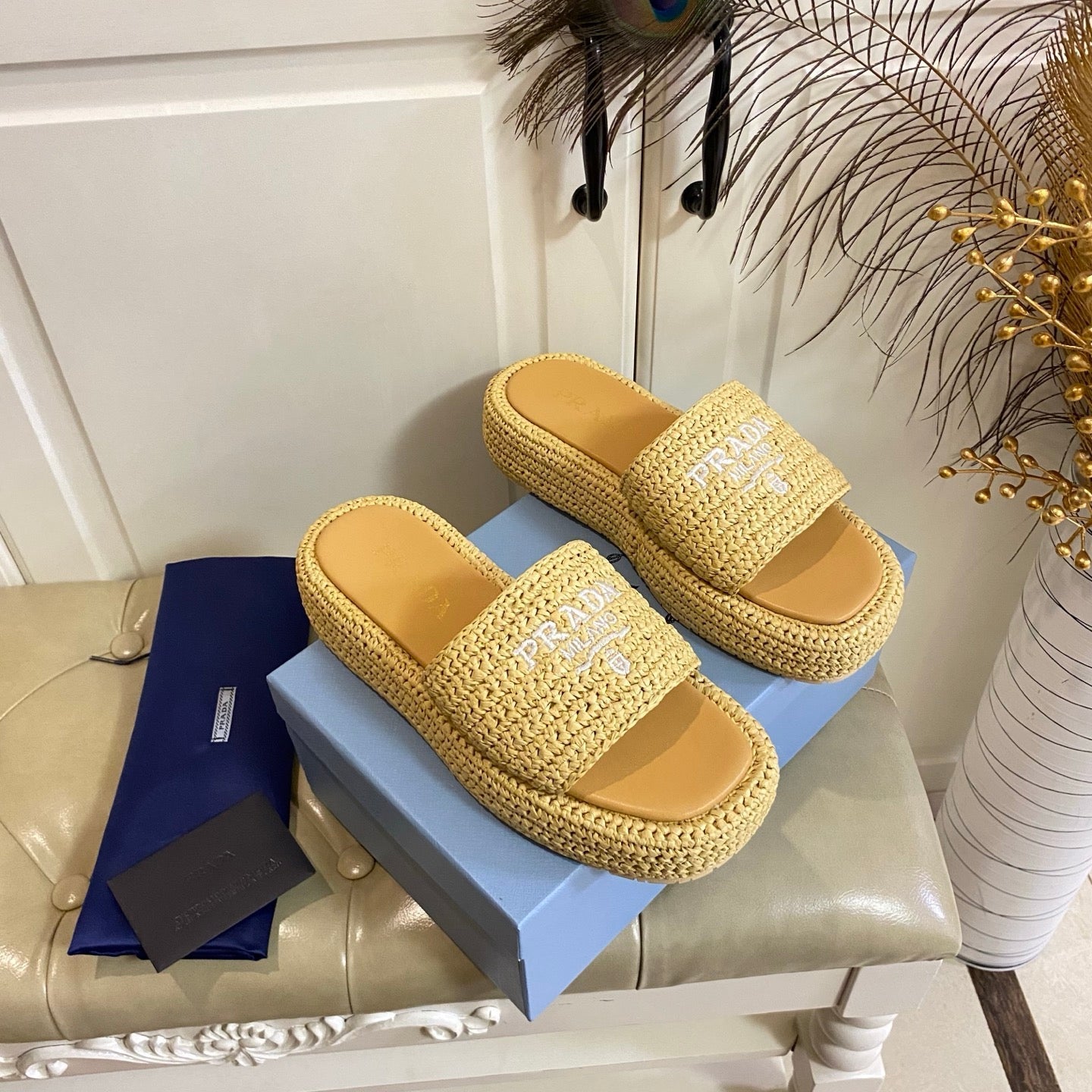 БОСОНІЖКИ PRADA 26S SLIDE З РАФІЇ БЕЖЕВОГО КОЛЬОРУ З ЛОГОТИПОМ