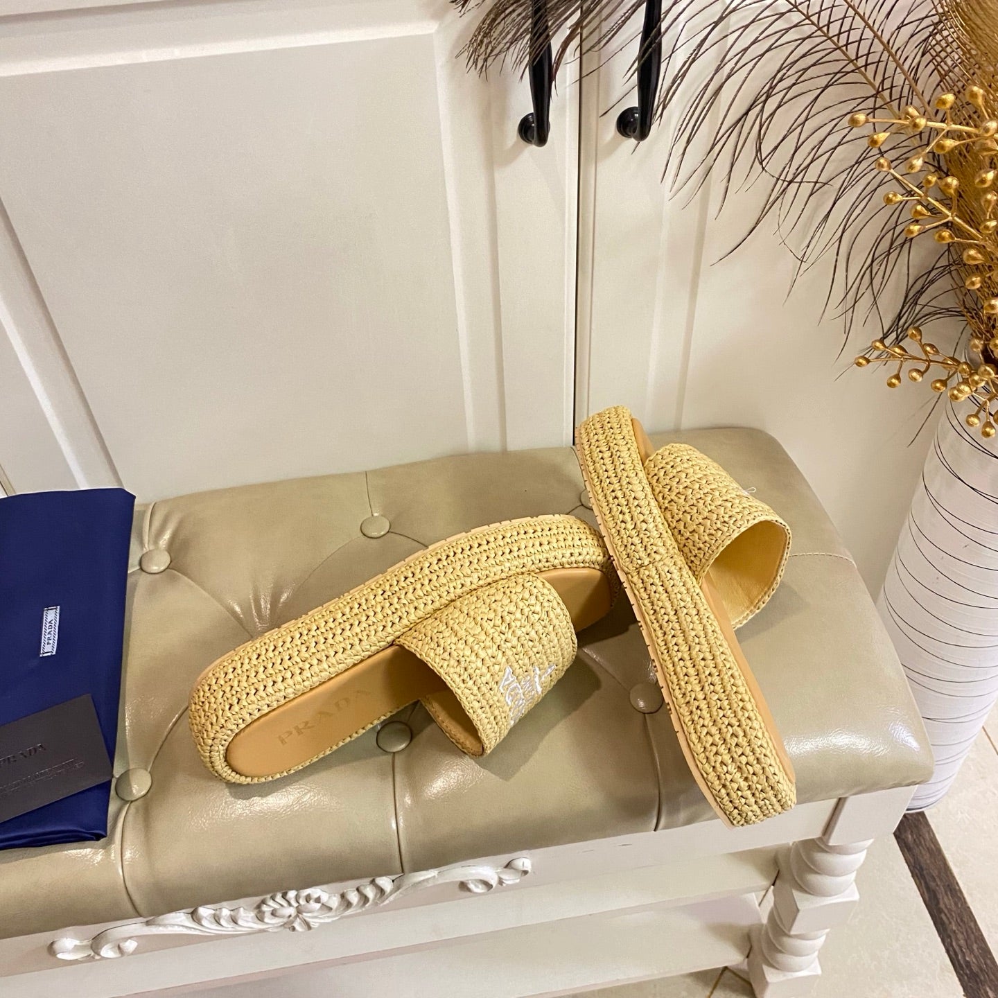 БОСОНІЖКИ PRADA 26S SLIDE З РАФІЇ БЕЖЕВОГО КОЛЬОРУ З ЛОГОТИПОМ