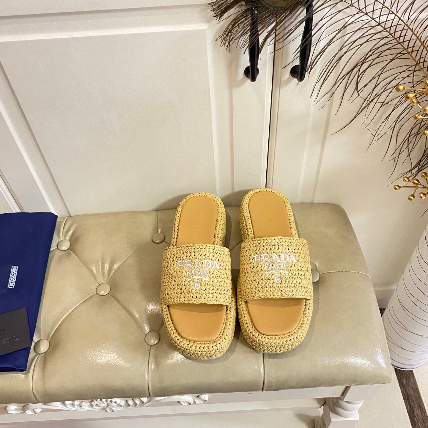 БОСОНІЖКИ PRADA 26S SLIDE З РАФІЇ БЕЖЕВОГО КОЛЬОРУ З ЛОГОТИПОМ
