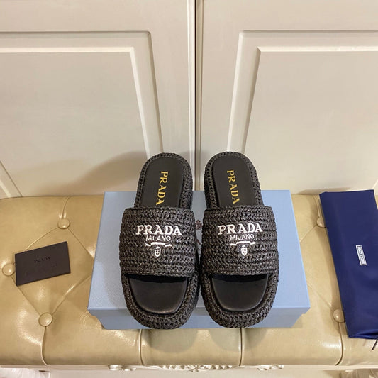 БОСОНІЖКИ PRADA 26S SLIDE З ЧОРНОЇ РАФІЇ З ЛОГОТИПОМ