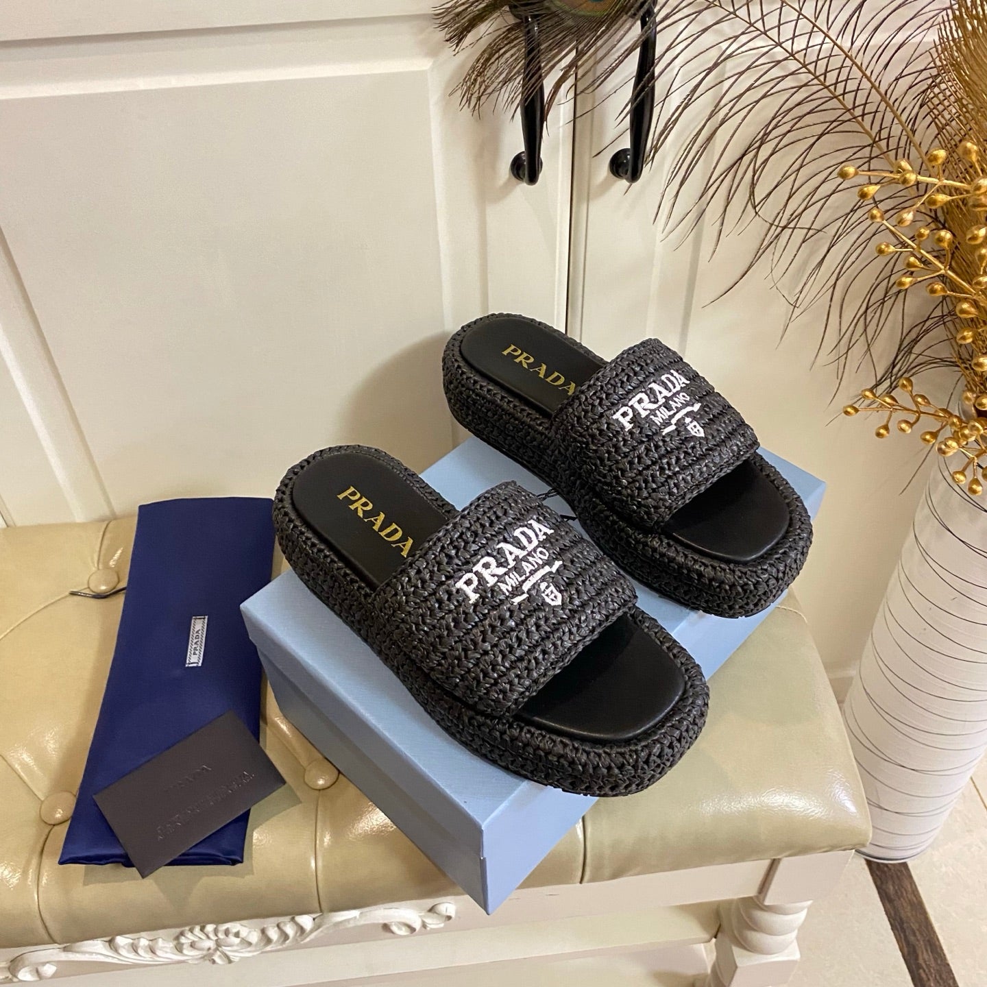 БОСОНІЖКИ PRADA 26S SLIDE З ЧОРНОЇ РАФІЇ З ЛОГОТИПОМ
