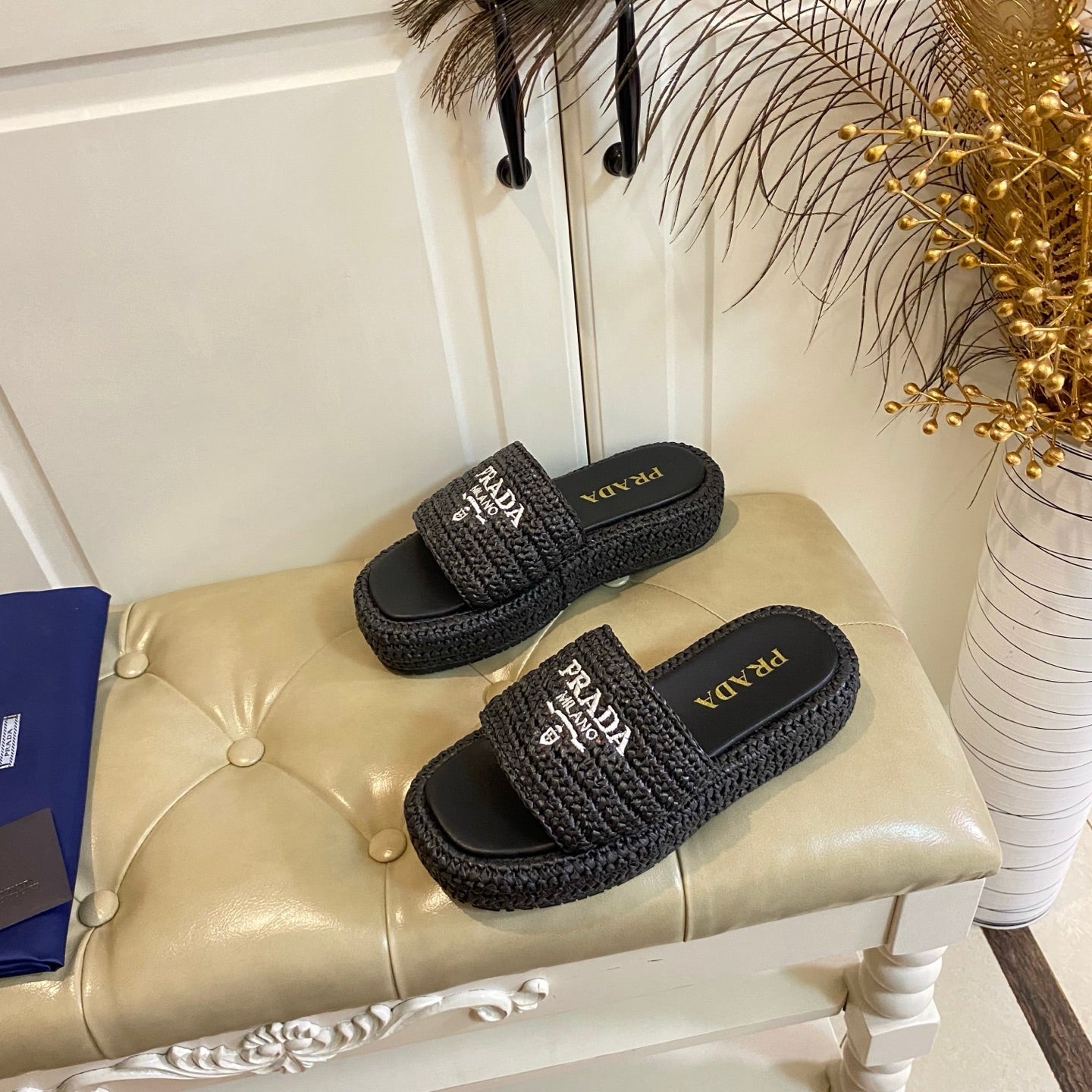 БОСОНІЖКИ PRADA 26S SLIDE З ЧОРНОЇ РАФІЇ З ЛОГОТИПОМ