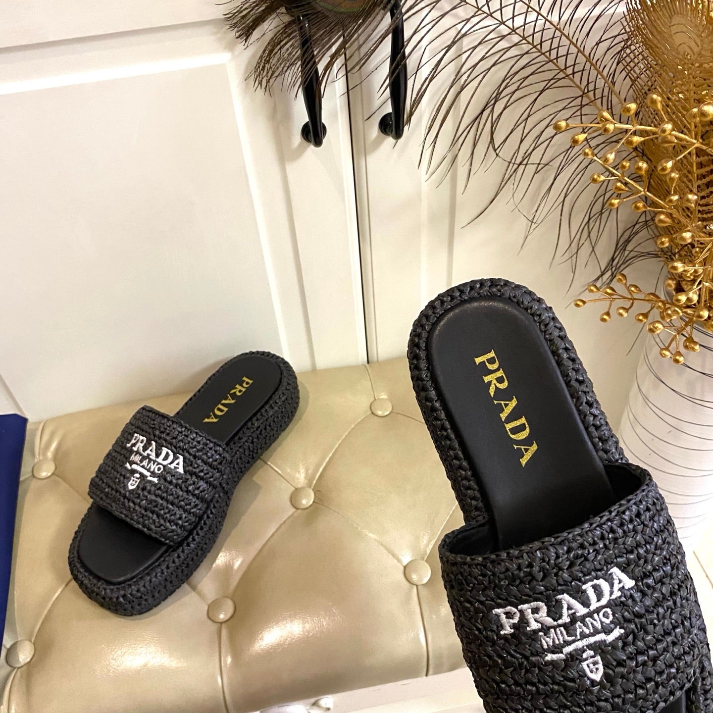 БОСОНІЖКИ PRADA 26S SLIDE З ЧОРНОЇ РАФІЇ З ЛОГОТИПОМ