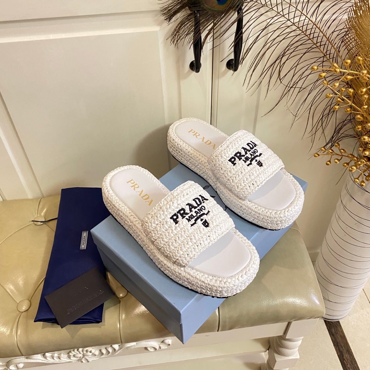 БОСОНІЖКИ-СЛІДЕРИ PRADA 26S З БІЛОЇ РАФІЇ З ЛОГОТИПОМ