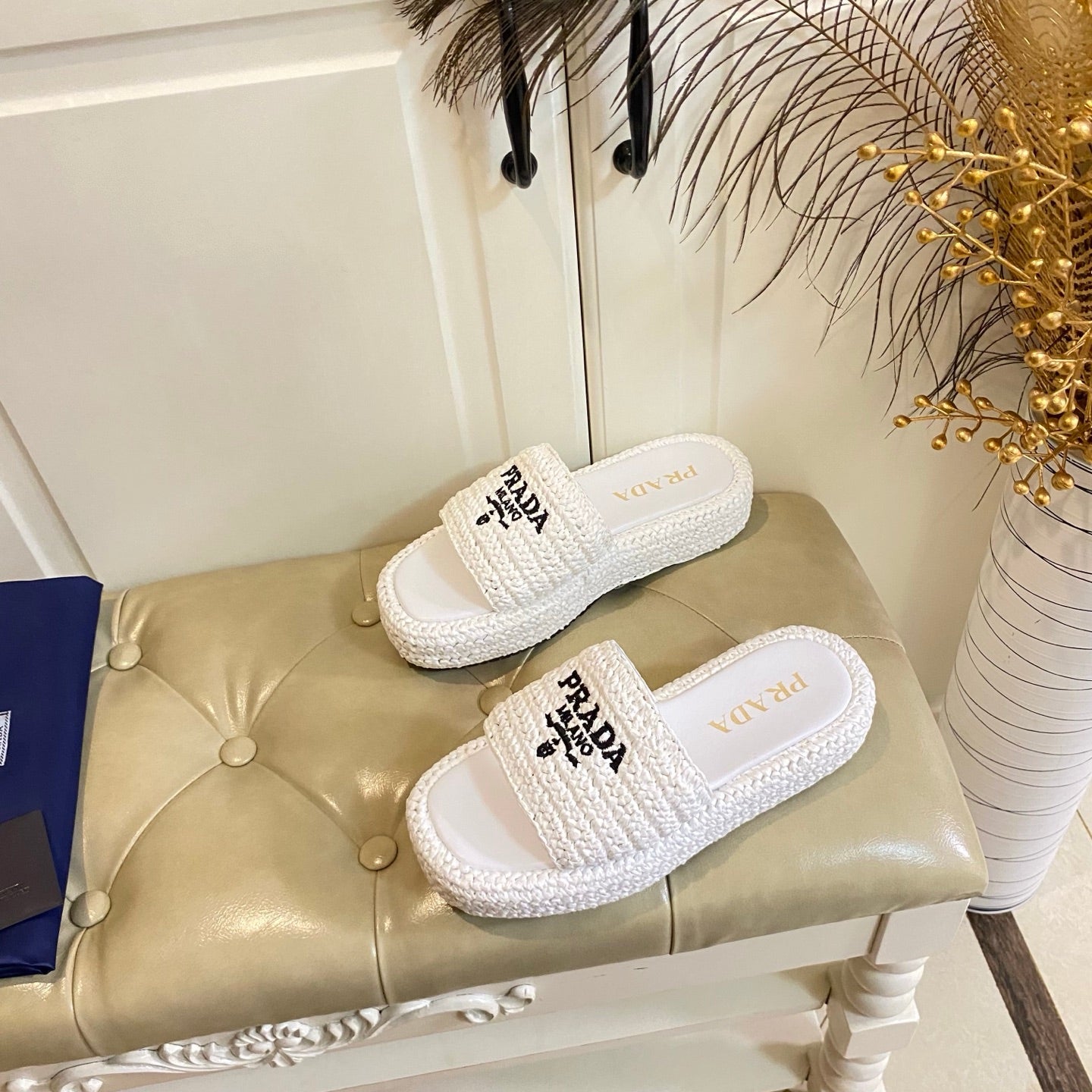 БОСОНІЖКИ-СЛІДЕРИ PRADA 26S З БІЛОЇ РАФІЇ З ЛОГОТИПОМ