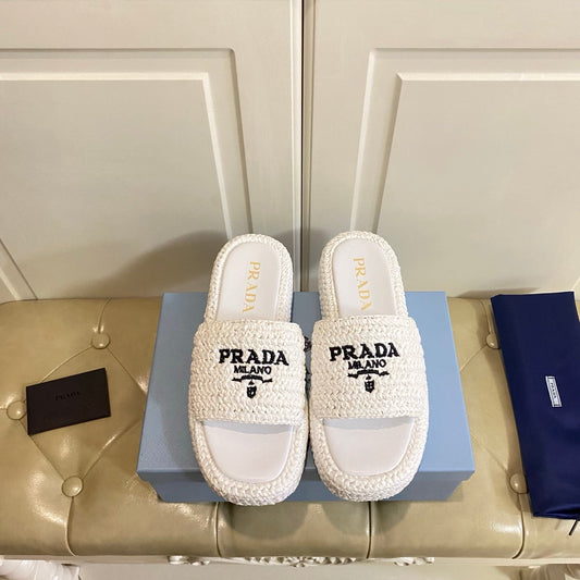 БОСОНІЖКИ-СЛІДЕРИ PRADA 26S З БІЛОЇ РАФІЇ З ЛОГОТИПОМ
