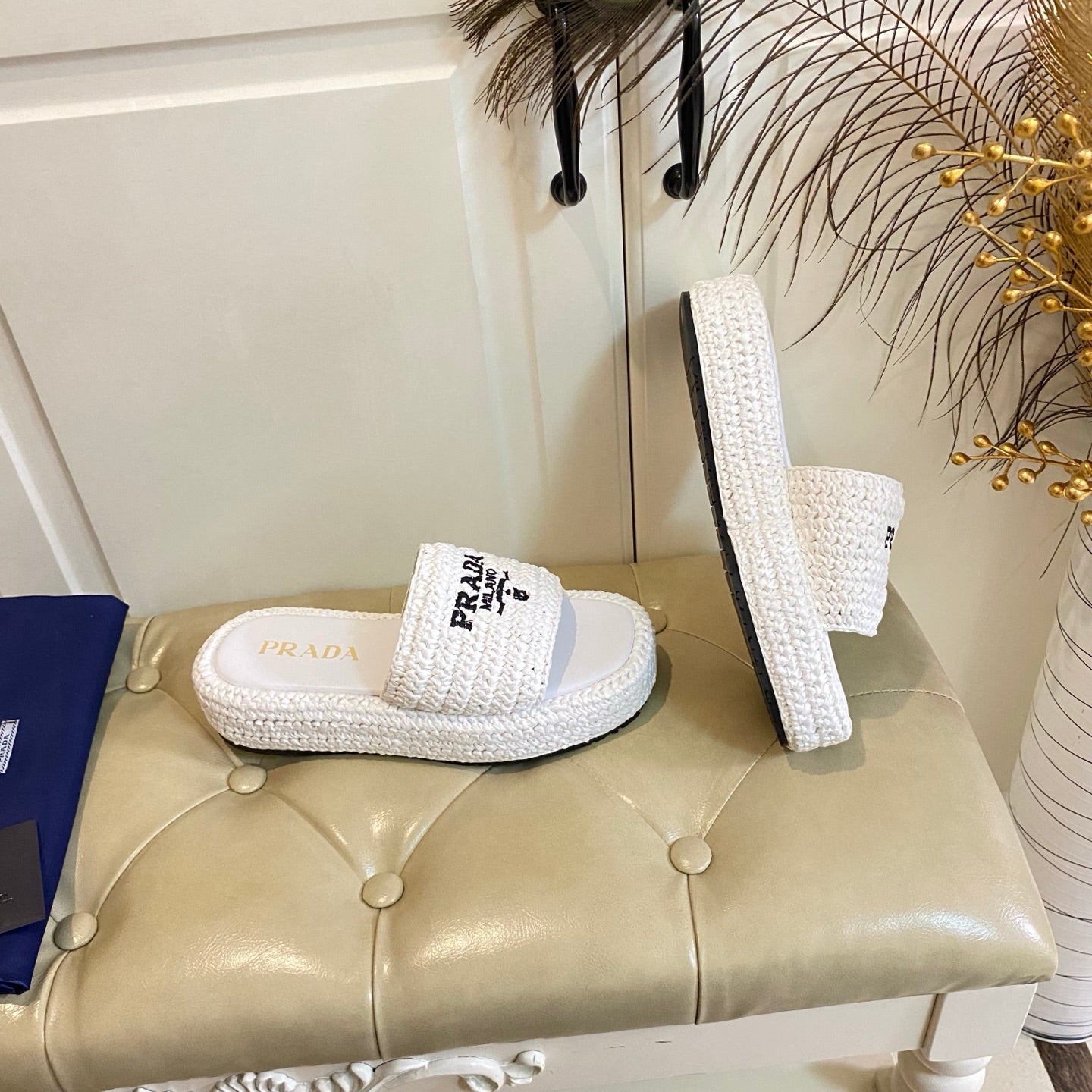 БОСОНІЖКИ-СЛІДЕРИ PRADA 26S З БІЛОЇ РАФІЇ З ЛОГОТИПОМ