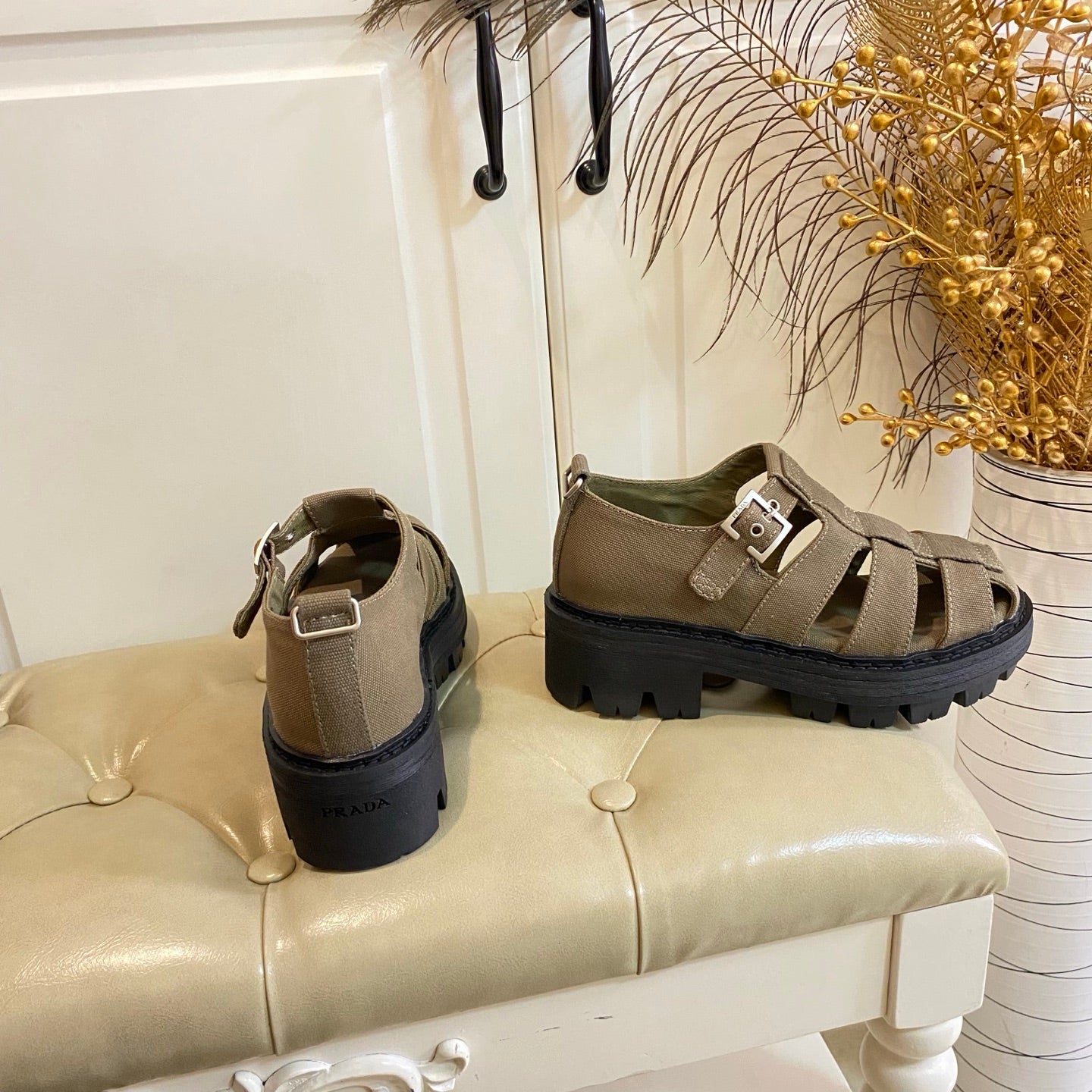Сандалії-рибалки PRADA 26S BUCKLE на масивній підошві з коричневого полотна