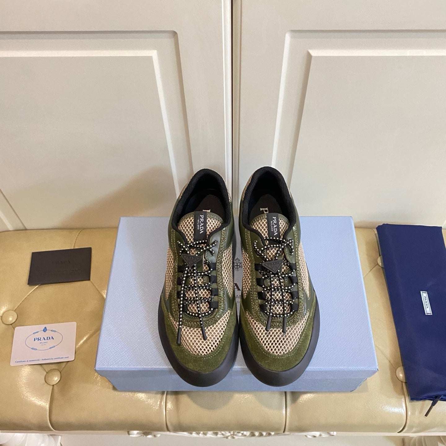 PRADA 26S КРОСІВКИ НА ШНУРІВЦІ З ГРОМІЗДКОЮ ПІДОШВОЮ З ОЛИВКОВОГО ЗЕЛЕНОГО ТЕХНІЧНОГО МАТЕРІАЛУ ТА СІТКИ