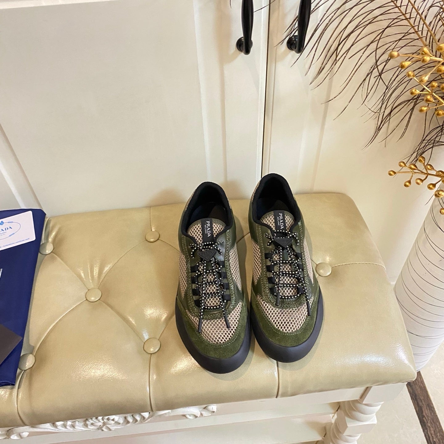 PRADA 26S КРОСІВКИ НА ШНУРІВЦІ З ГРОМІЗДКОЮ ПІДОШВОЮ З ОЛИВКОВОГО ЗЕЛЕНОГО ТЕХНІЧНОГО МАТЕРІАЛУ ТА СІТКИ