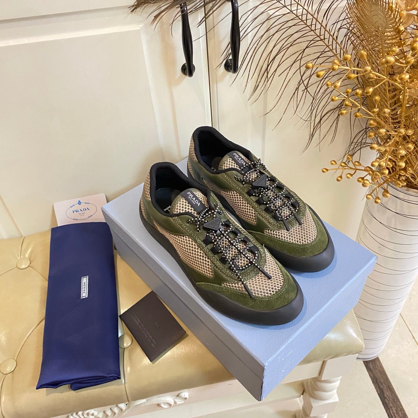 PRADA 26S КРОСІВКИ НА ШНУРІВЦІ З ГРОМІЗДКОЮ ПІДОШВОЮ З ОЛИВКОВОГО ЗЕЛЕНОГО ТЕХНІЧНОГО МАТЕРІАЛУ ТА СІТКИ