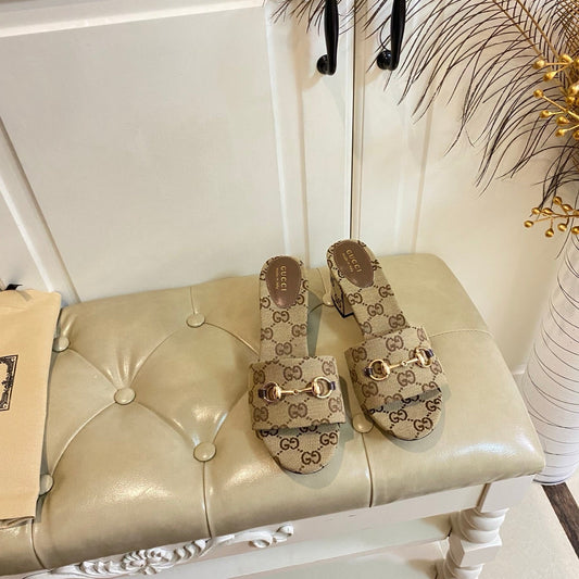 ЖІНОЧІ БОСОНІЖКИ НА ВИСОКОМУ КАБЛУЦІ GUCCI 26S, 65 ММ, ТЕМНО-БЕЖЕВИЙ КАНВАС