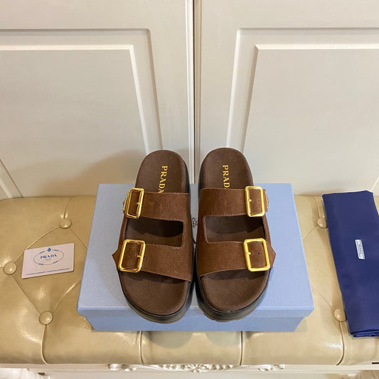 PRADA 26S САНДАЛІ-ШЛЬОПАНЦІ З ПОДВІЙНОЮ ПРЯЖКОЮ НА МАСИВНІЙ ПІДОШВІ З ТЕМНО-КОРИЧНЕВОЇ ЗАМШІ
