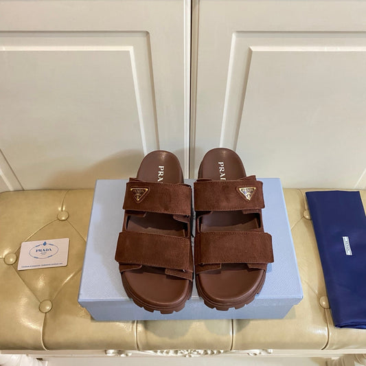PRADA 26S САНДАЛІ З ПОДВІЙНИМИ РЕМІНЦЯМИ ТА МАСИВНОЮ ПІДОШВОЮ З ТЕМНО-КОРИЧНЕВОЇ ЗАМШІ З ЛОГОТИПОМ