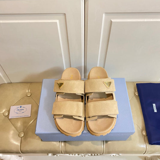 PRADA 26S САНДАЛІ З ПОДВІЙНИМ РЕМІНЦЕМ НА МАСИВНІЙ ПІДОШВІ З БЕЖЕВОЇ ЗАМШІ З ЛОГОТИПООМ