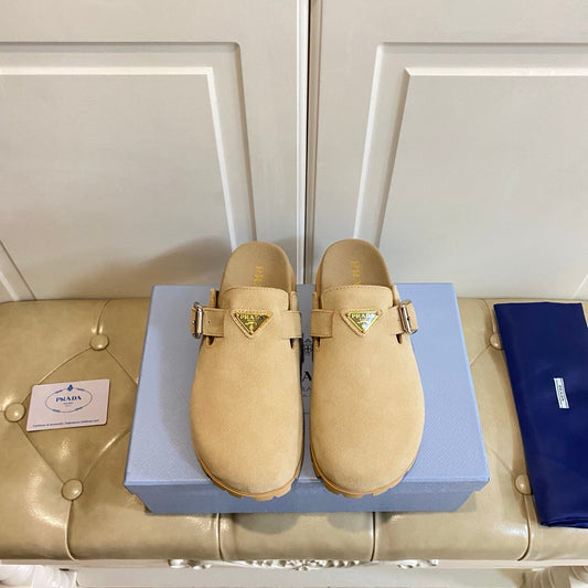 САНДАЛІ PRADA 26S BUCKLE CLOG НА МАСИВНІЙ ПІДОШВІ З БЕЖЕВОЇ ЗАМШІ
