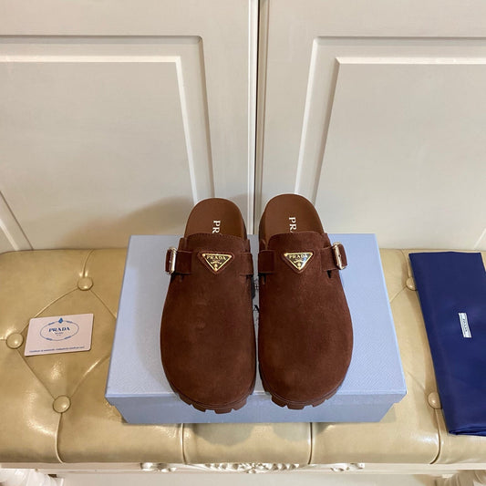 PRADA 26S БОСОНІЖКИ-КЛОГИ З ПРЯЖКОЮ НА МАСИВНІЙ ПІДОШВІ З ТЕМНО-КОРИЧНЕВОЇ ЗАМШІ