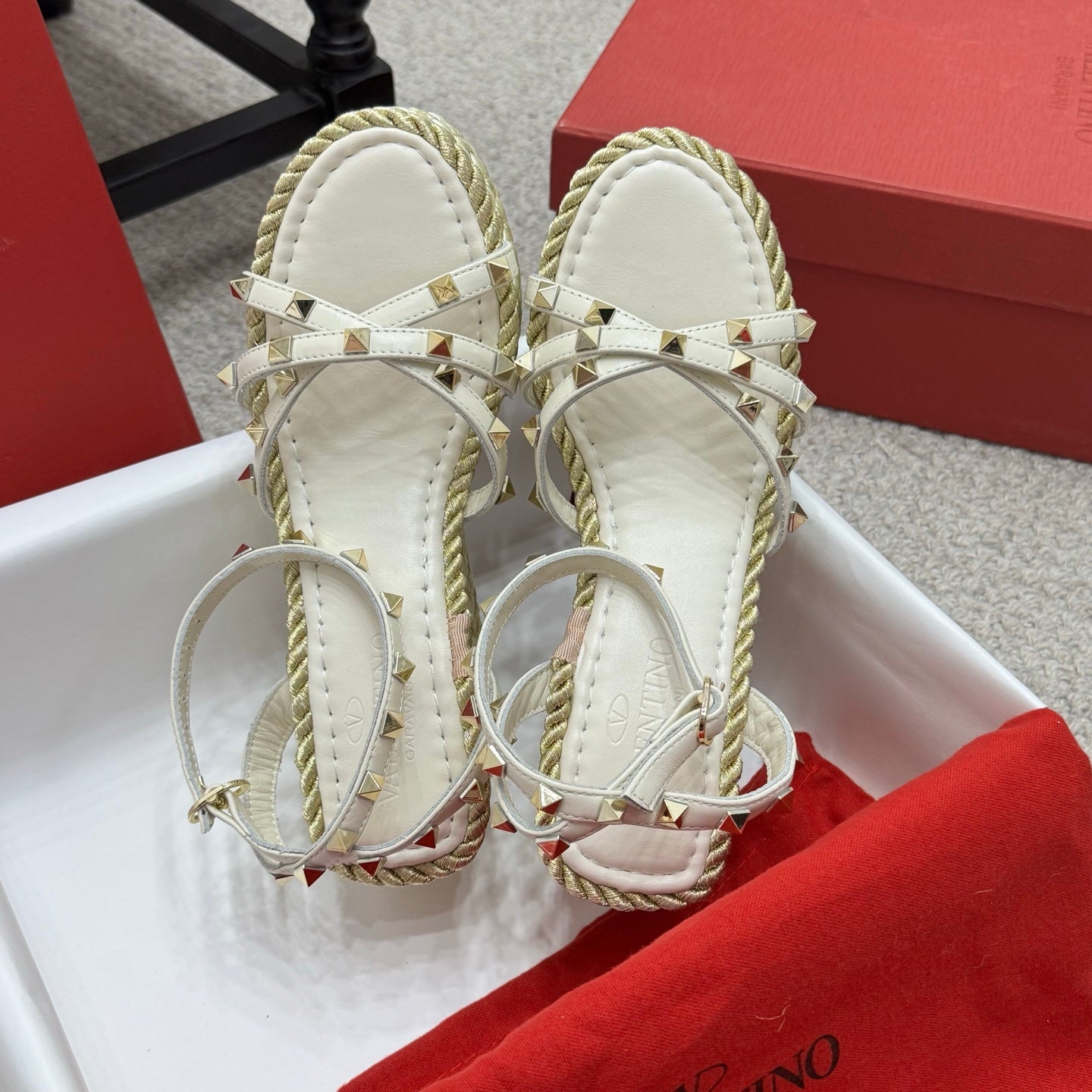 VLTN HIGH WEDGE STUDDED SANDALS 25S 100 MM IN CREAM WHITE CALFSKIN - 35