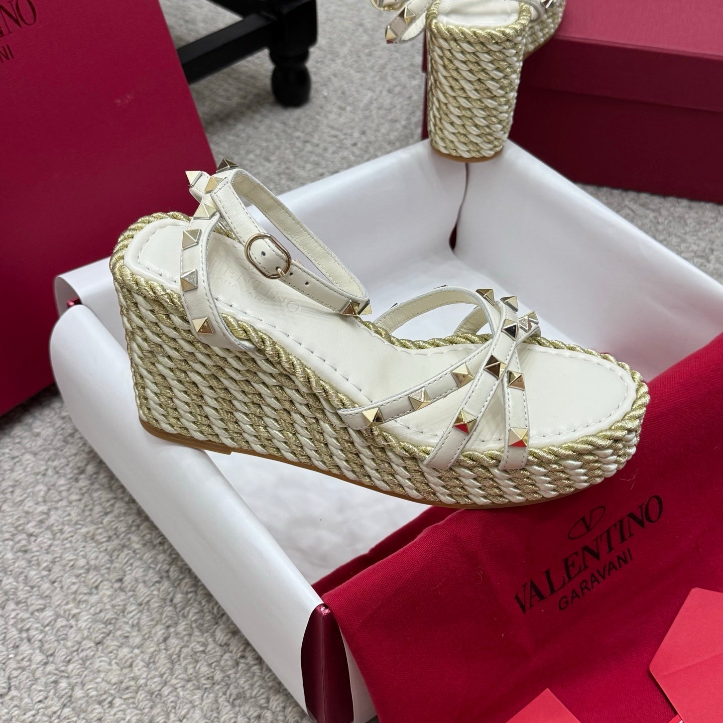 VLTN HIGH WEDGE STUDDED SANDALS 25S 100 MM IN CREAM WHITE CALFSKIN - 35