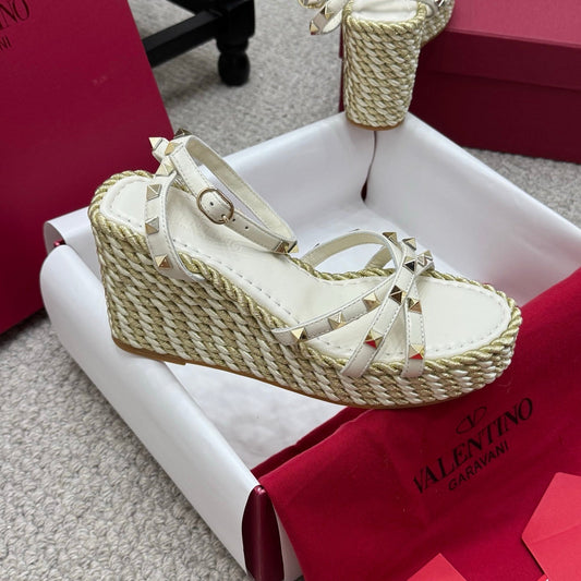 VLTN HIGH WEDGE STUDDED SANDALS 25S 100 MM IN CREAM WHITE CALFSKIN - 35