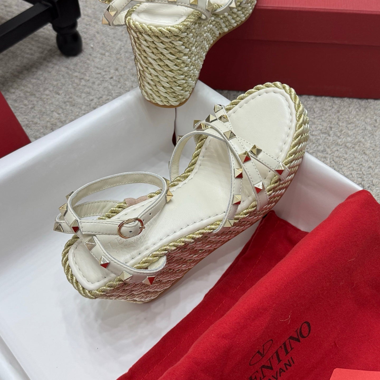 VLTN HIGH WEDGE STUDDED SANDALS 25S 100 MM IN CREAM WHITE CALFSKIN - 35