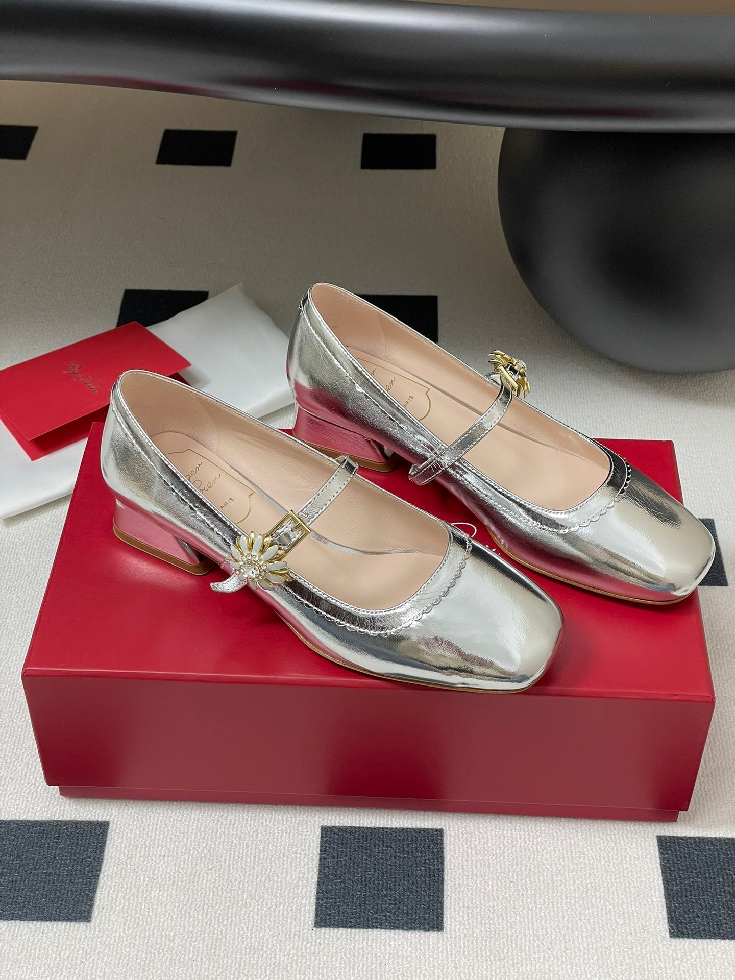 TRÈS VIVIER MARY JANE PUMPS IN SILVER PATENT CALFSKIN - 35