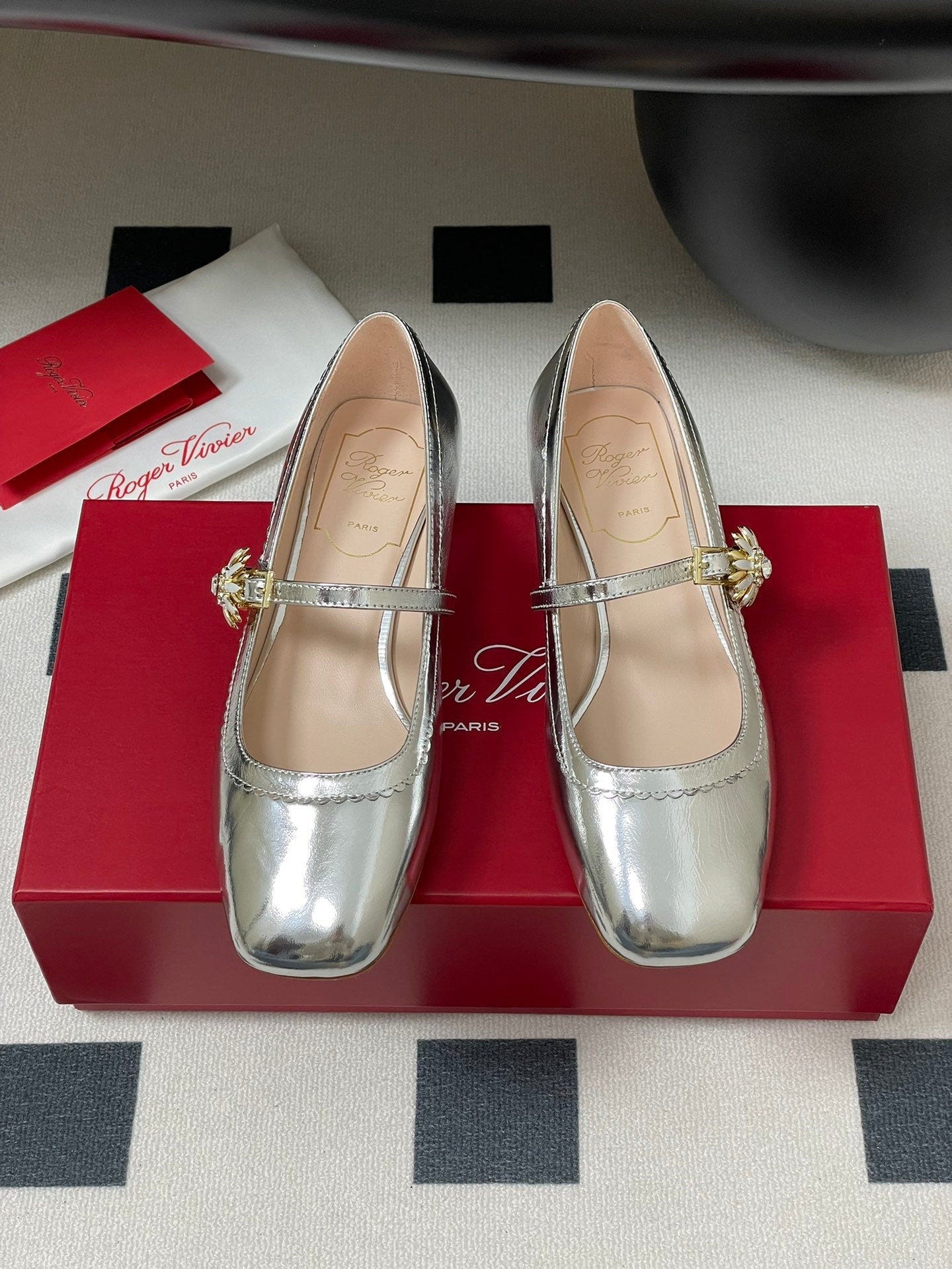 TRÈS VIVIER MARY JANE PUMPS IN SILVER PATENT CALFSKIN - 35