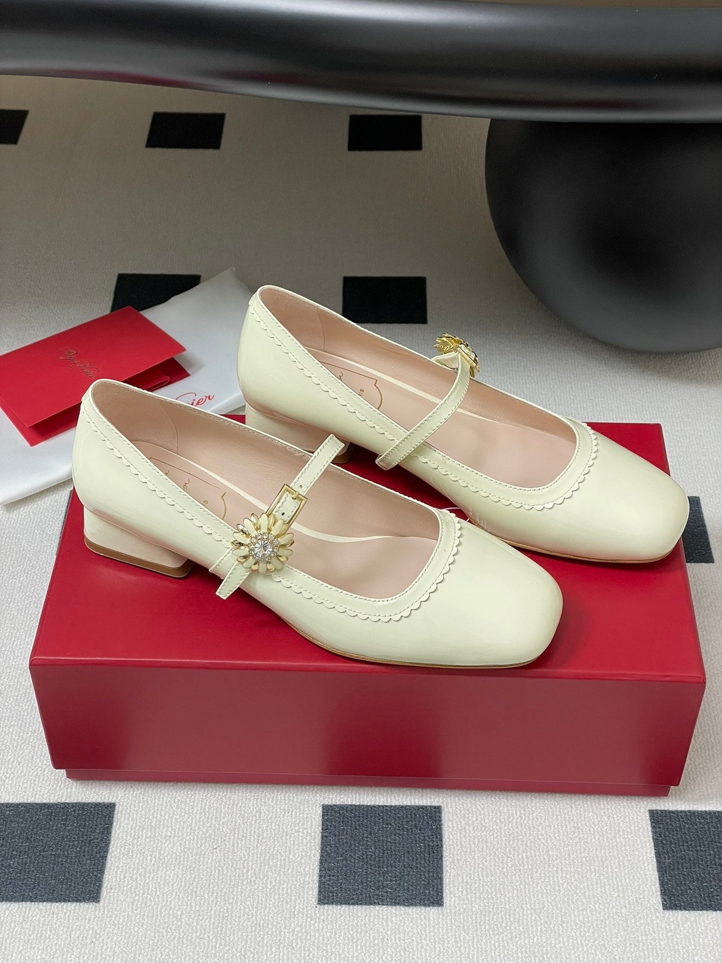 TRÈS VIVIER MARY JANE PUMPS IN CREAM PATENT CALFSKIN - 35
