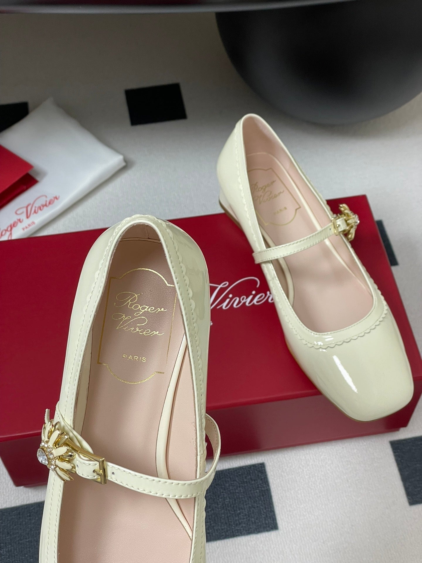 TRÈS VIVIER MARY JANE PUMPS IN CREAM PATENT CALFSKIN - 35