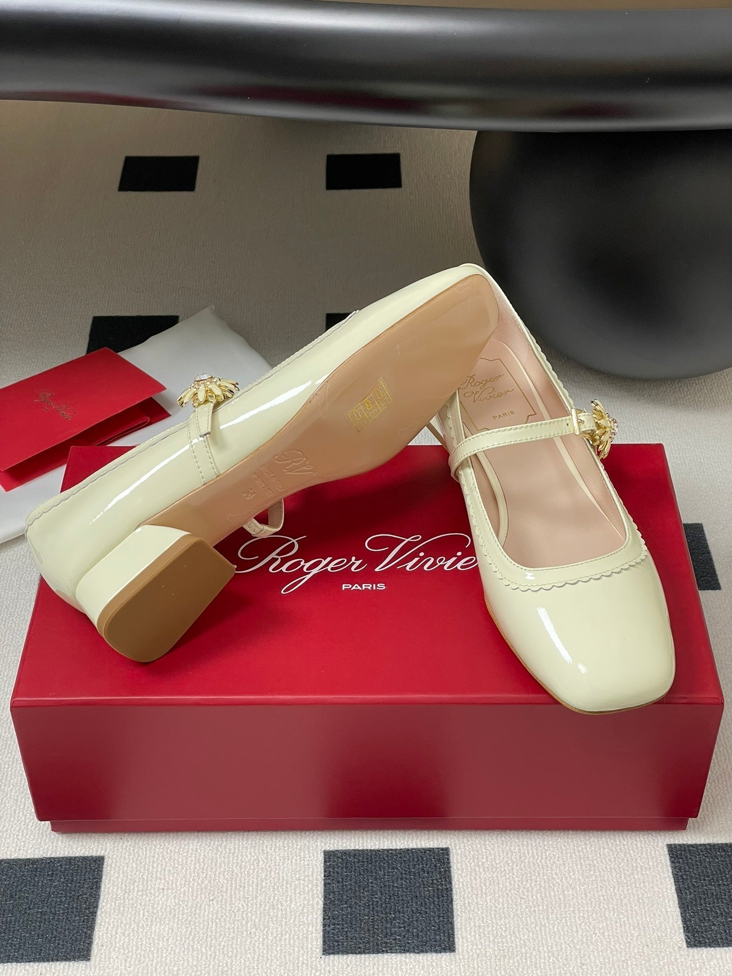 TRÈS VIVIER MARY JANE PUMPS IN CREAM PATENT CALFSKIN - 35