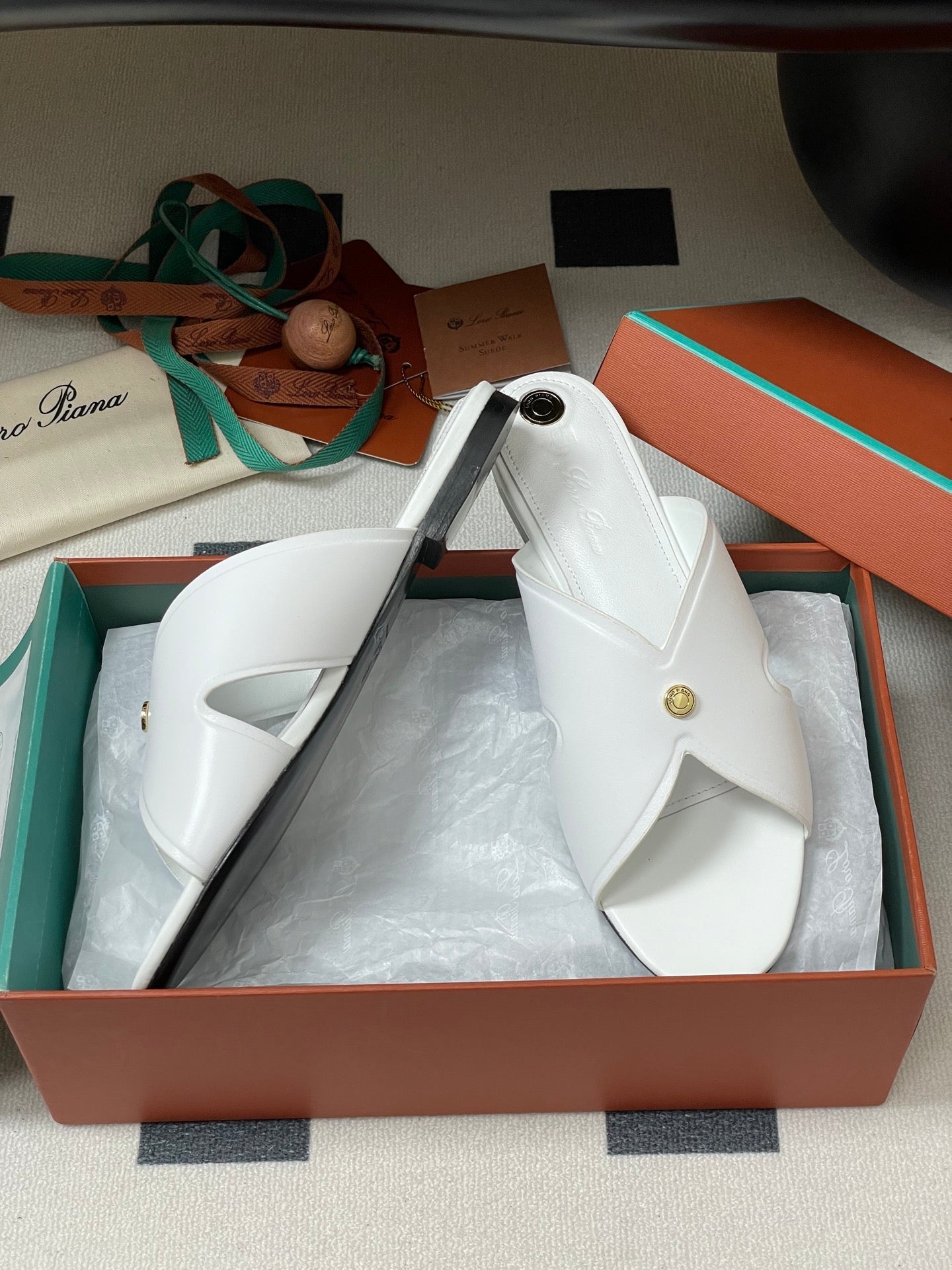LP CLASSIC CROSS-STRAP SANDALS 25S IN WHITE LAMBSKIN - 35