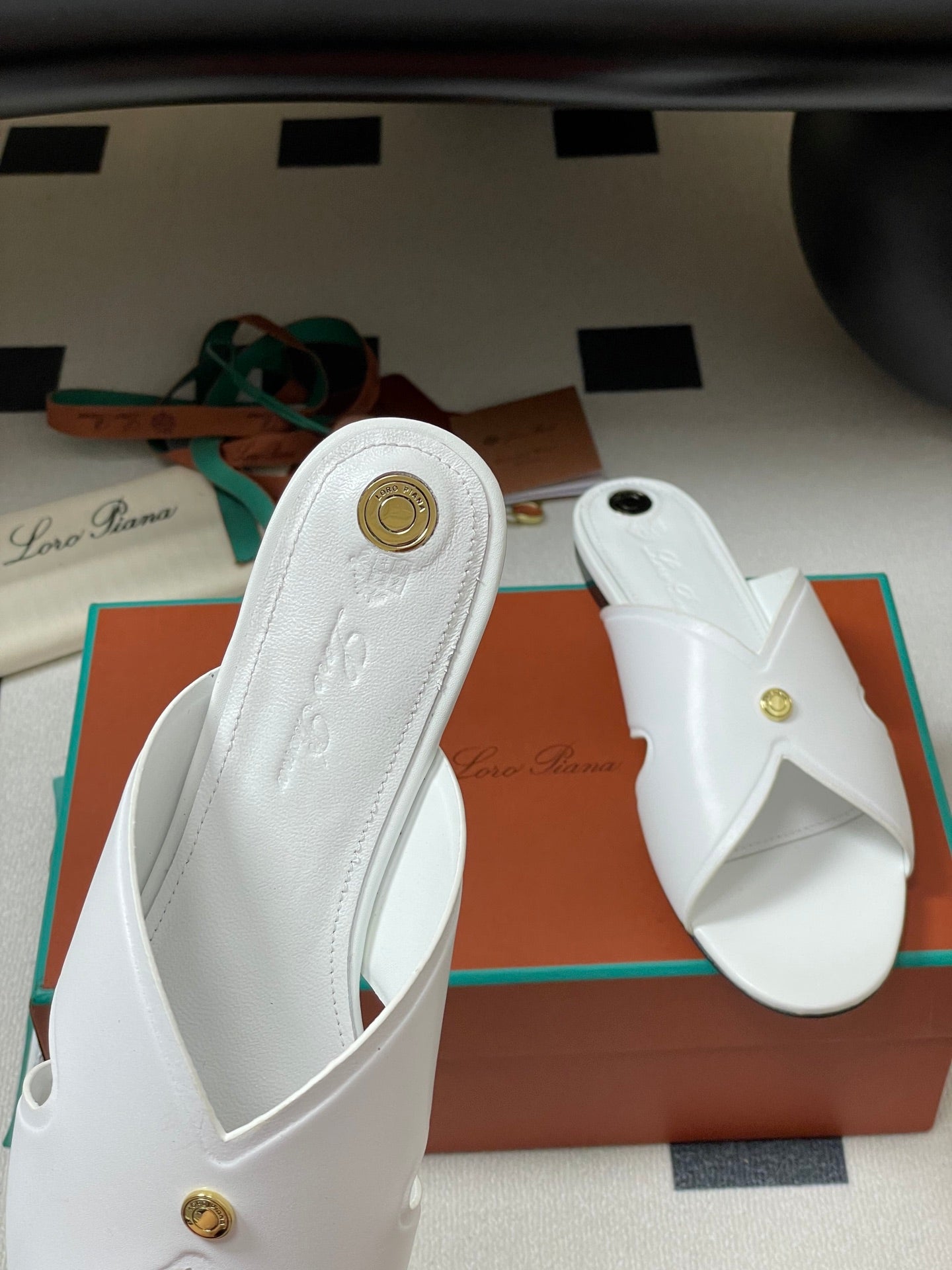 LP CLASSIC CROSS-STRAP SANDALS 25S IN WHITE LAMBSKIN - 35