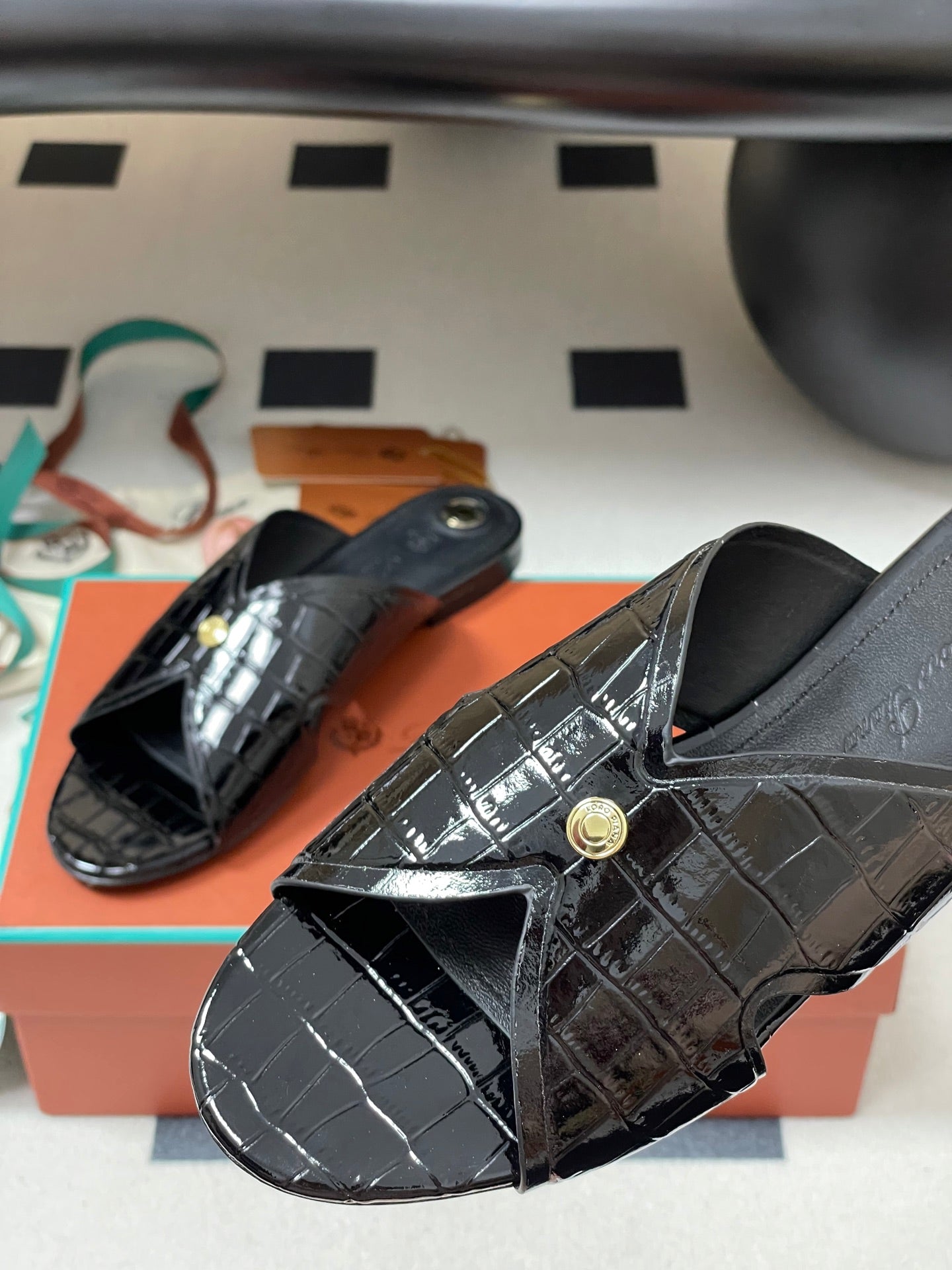 FLAT SLIPPERS IN BLACK CALFSKIN SNAKE EMBOSSING - 35