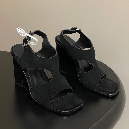 HM 25S KALYA WEDGE SANDAL 100 MM IN BLACK SUEDE - 35