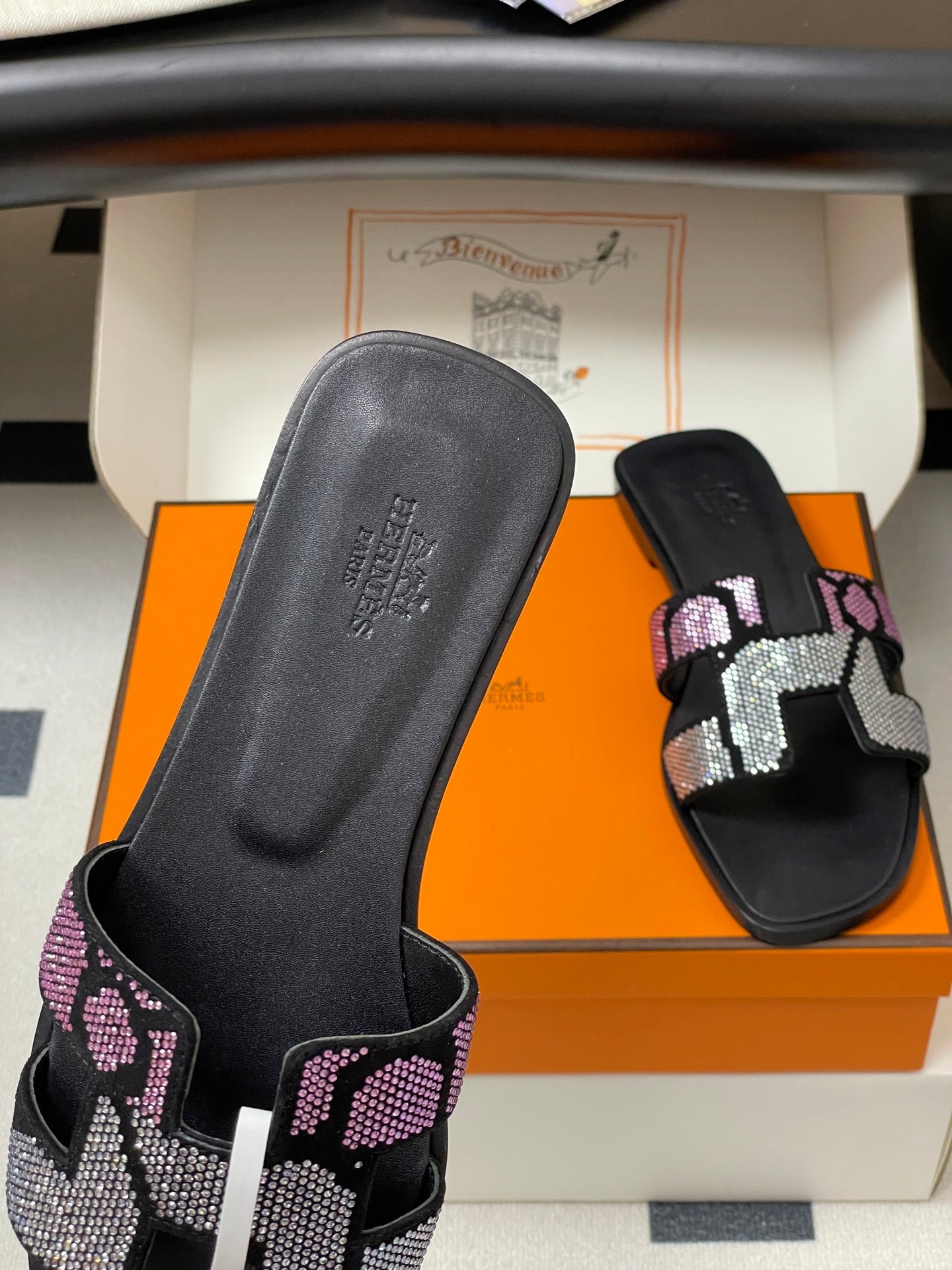 HM 25S ORAN SANDAL IN BLACK LAMBSKIN WITH WHITE MIX PINK STONE DETAILS - 35