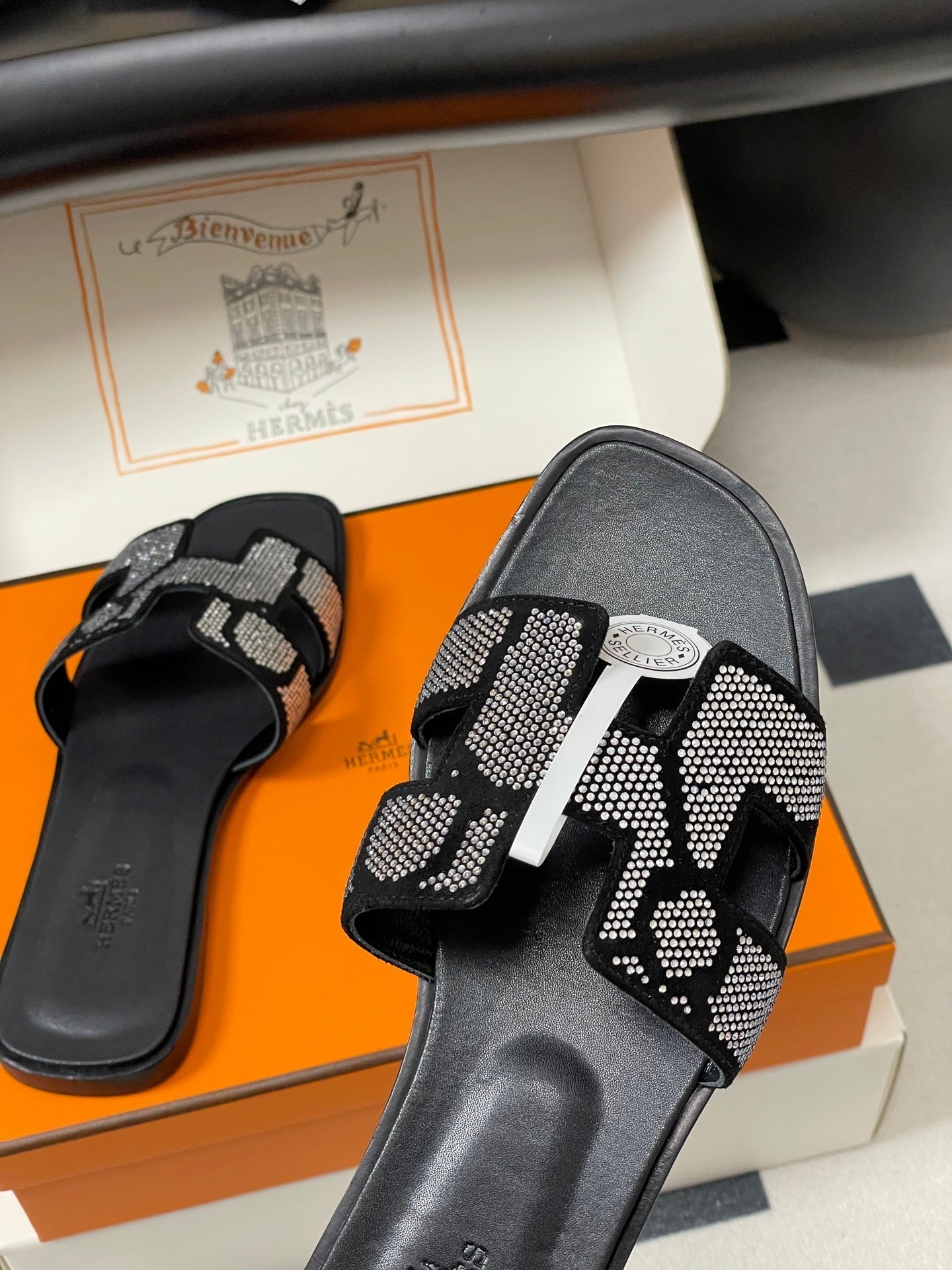 HM 25S ORAN SANDAL IN BLACK LAMBSKIN WITH WHITE STONE DETAILS - 35