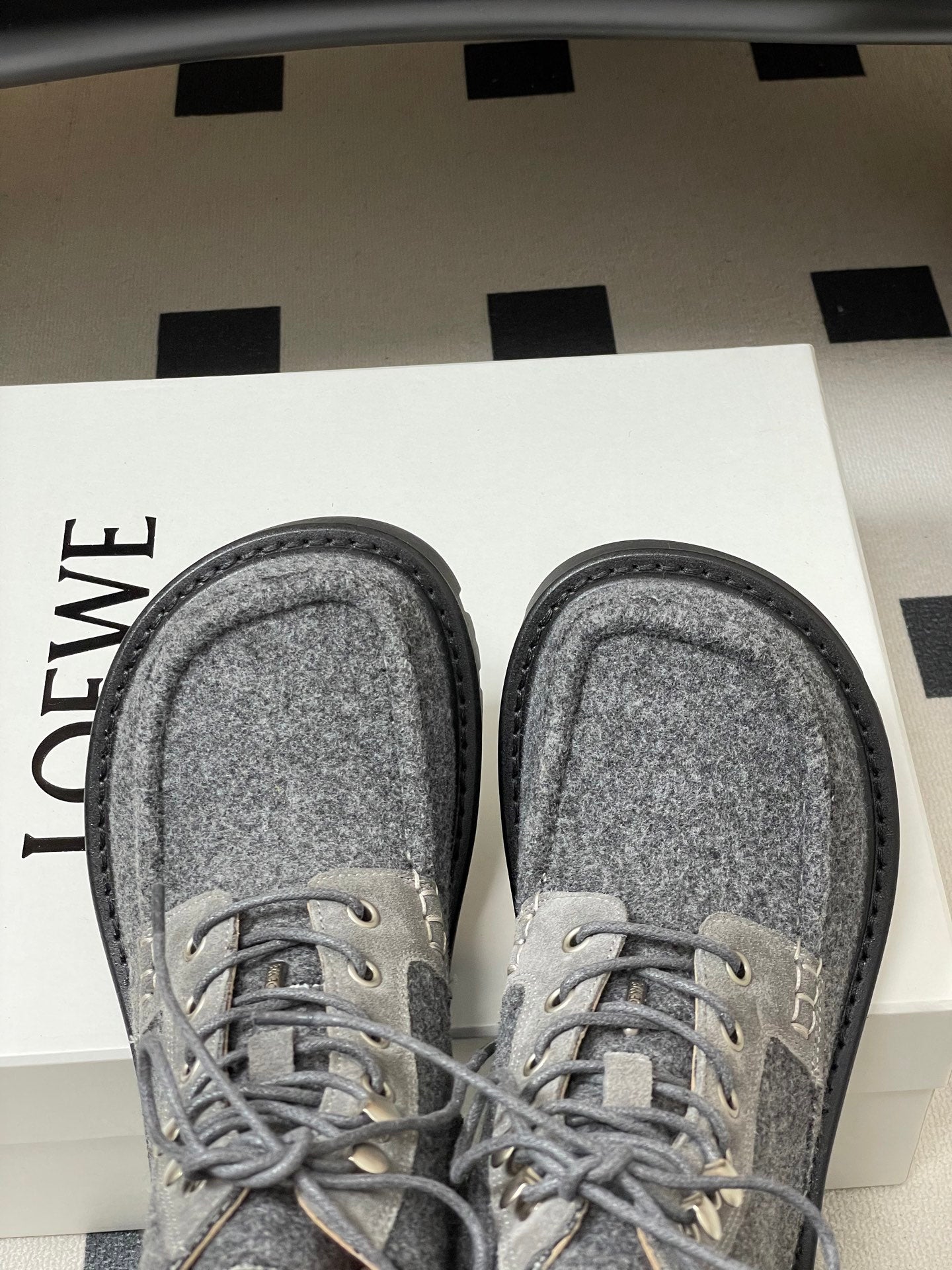 БОТИЛЬЙОНИ LOEWE 26S З СІРОЇ ТКАНИНИ
