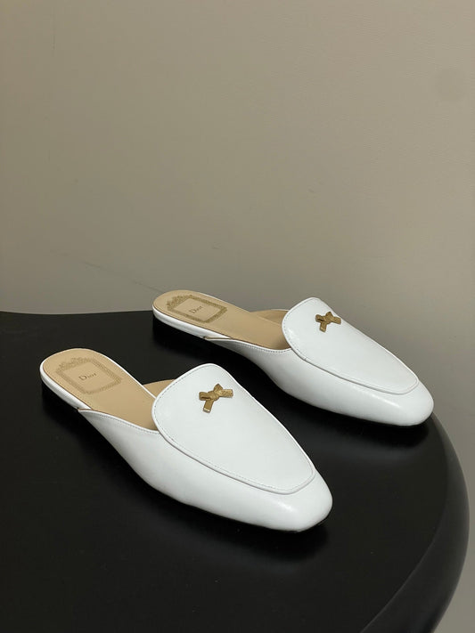 МЮЛІ DIOR 26S З БІЛОЇ ТЕЛЯЧОЇ ШКІРИ З БАНТОМ