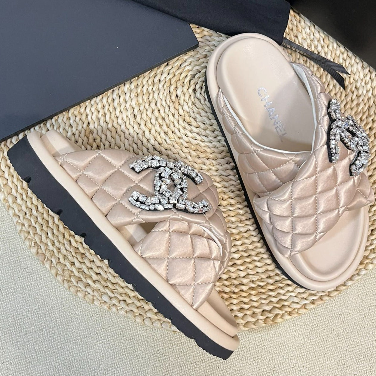 Women's slippers with two crossed straps sheepskins beige cream - 35