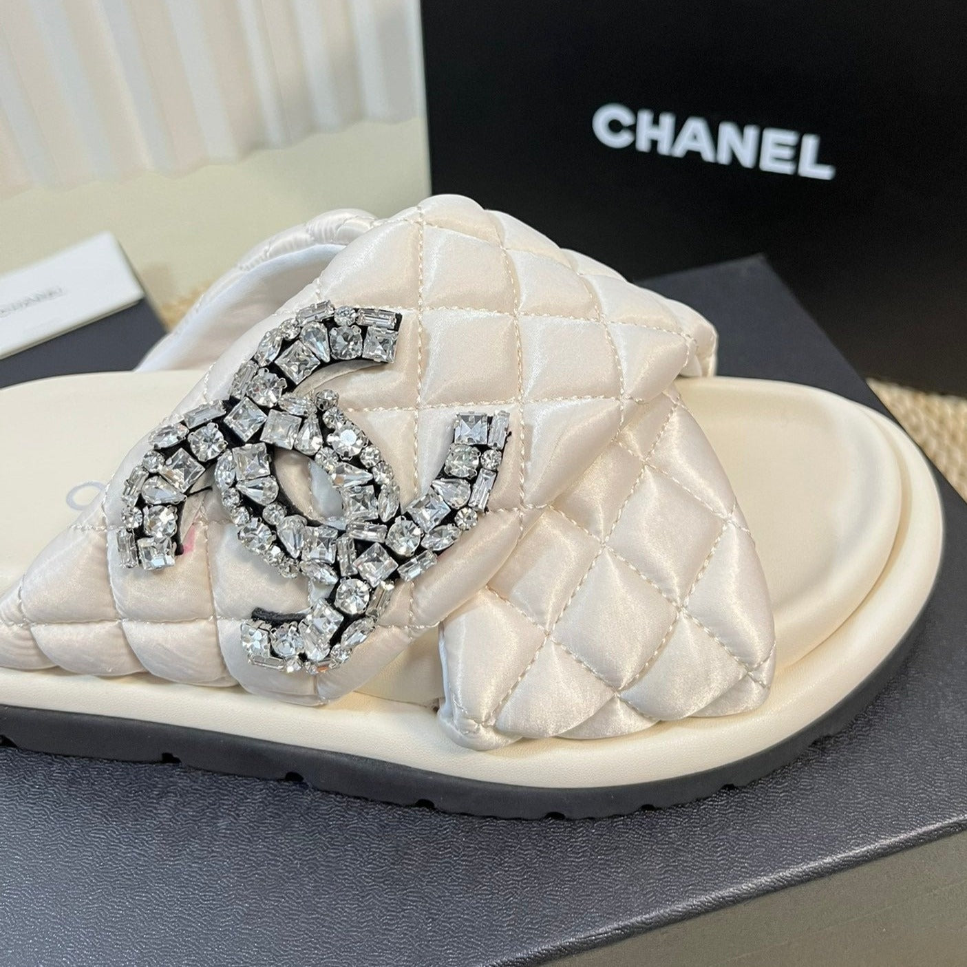 Women's slippers with two crossed straps sheepskins white cream - 35