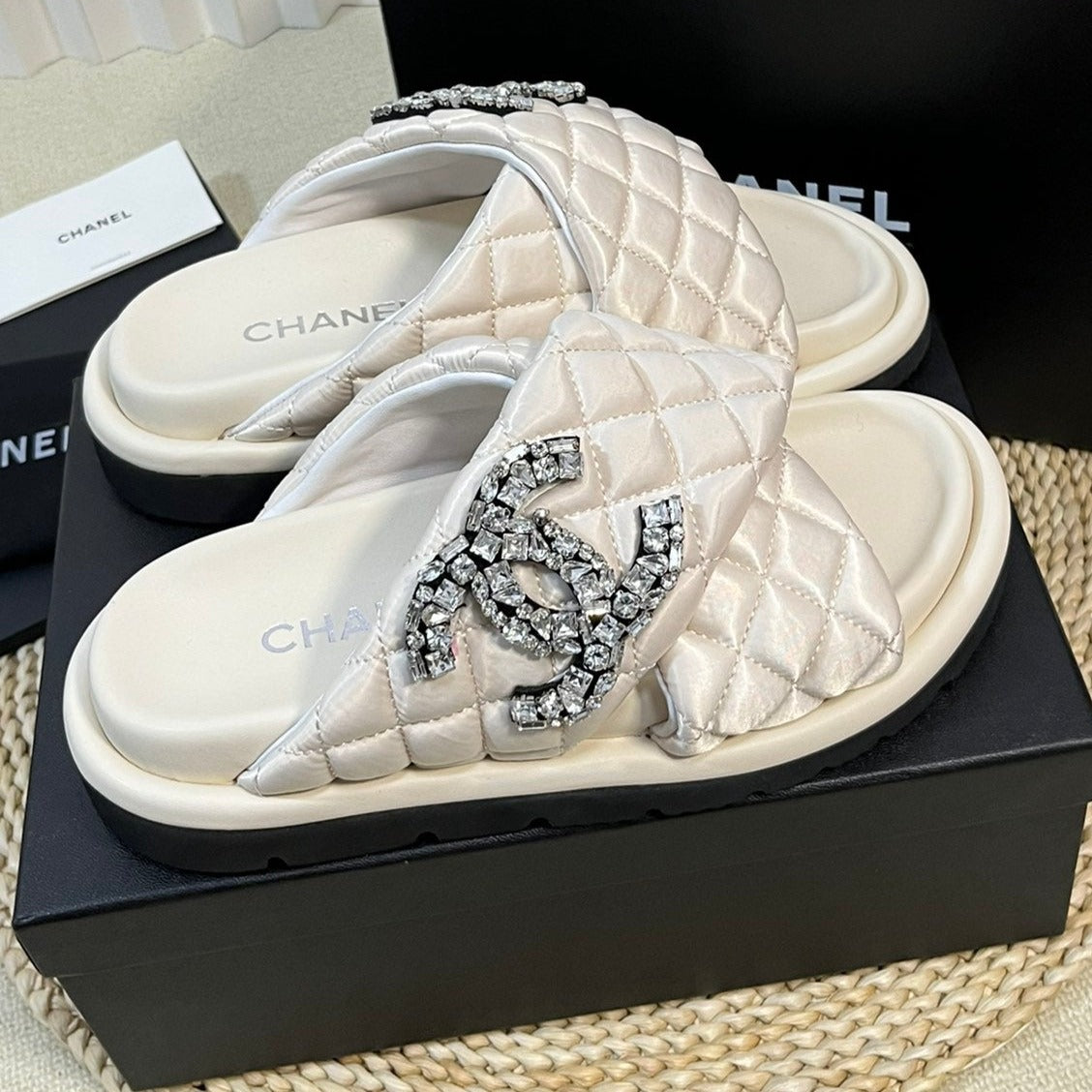 Women's slippers with two crossed straps sheepskins white cream - 35