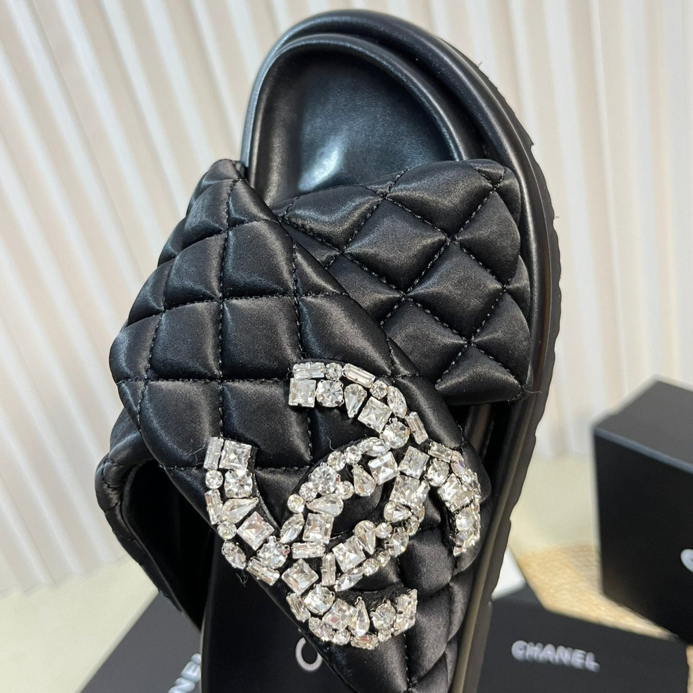 Women's slippers with two crossed straps sheepskins black - 35