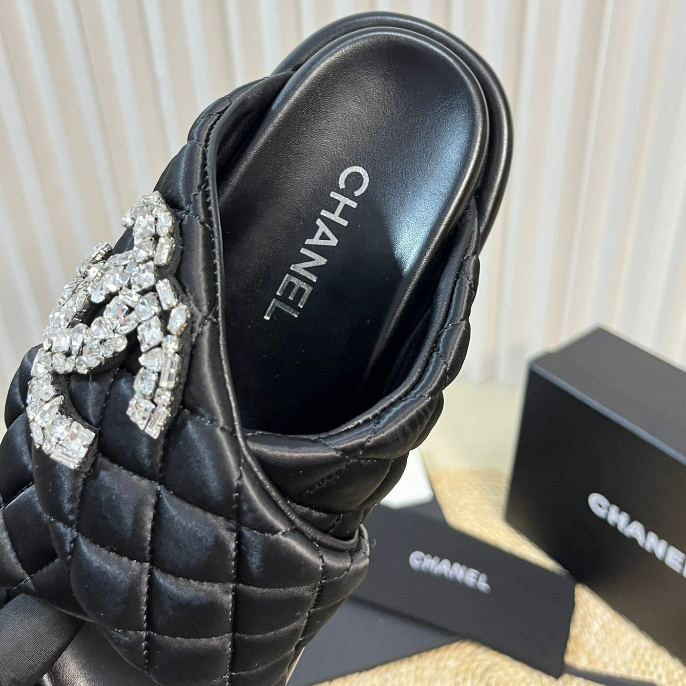 Women's slippers with two crossed straps sheepskins black - 35