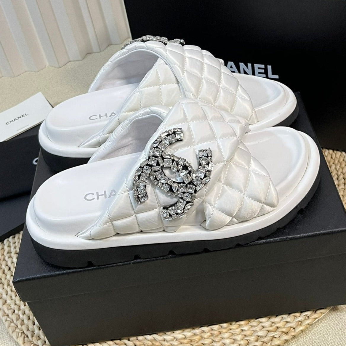 Women's slippers with two crossed straps sheepskins white - 35