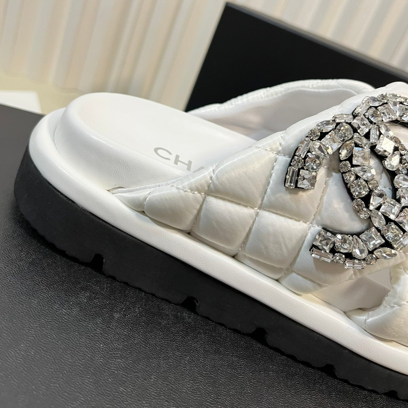 Women's slippers with two crossed straps sheepskins white - 35