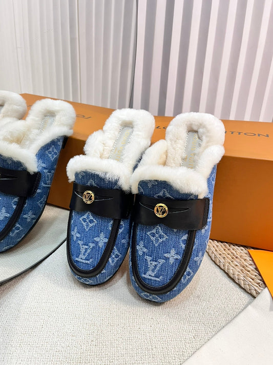 ШЛЕПАНЦІ FLAT MULE З ДЕНІМУ З МОНОГРАМОЮ КОБАЛЬТОВО-СИНЬОГО КОЛЬОРУ ТА ХУТРЯНОЮ ПІДКЛАДКОЮ - 35